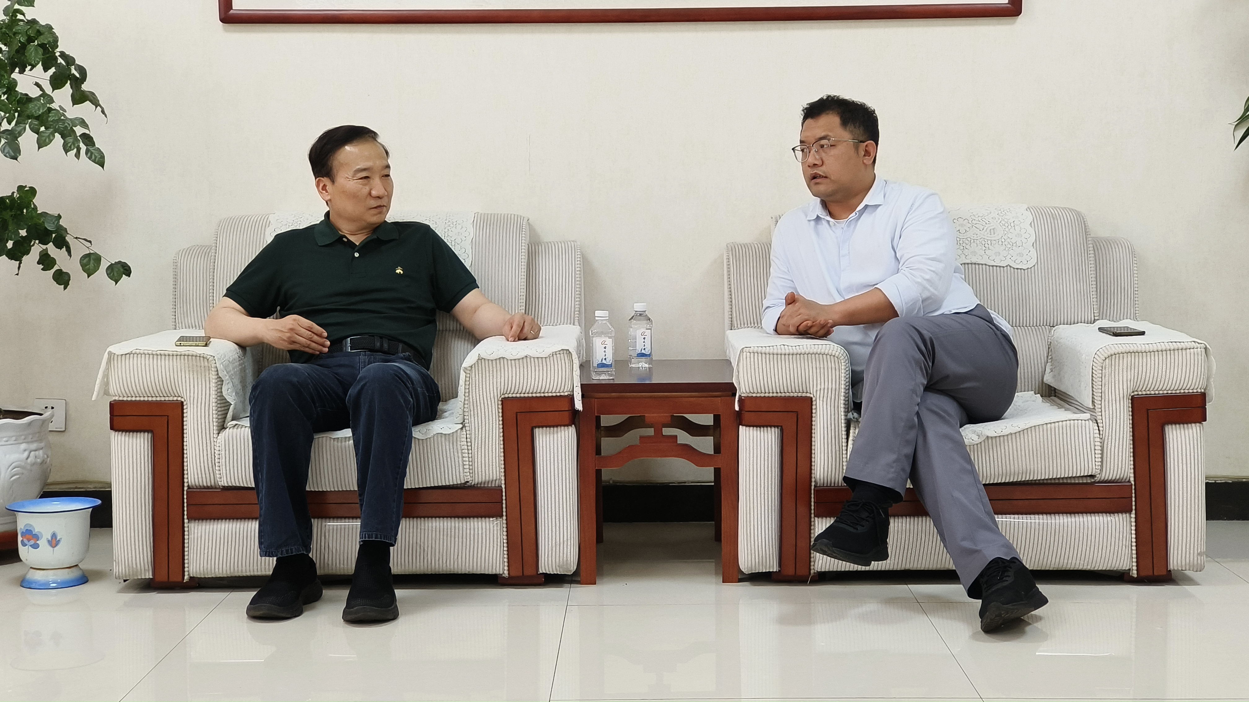 人生就是搏·(中國區(qū))官方網(wǎng)站集團董事長王智勇會見香港中科石油和海南青玉能源客人